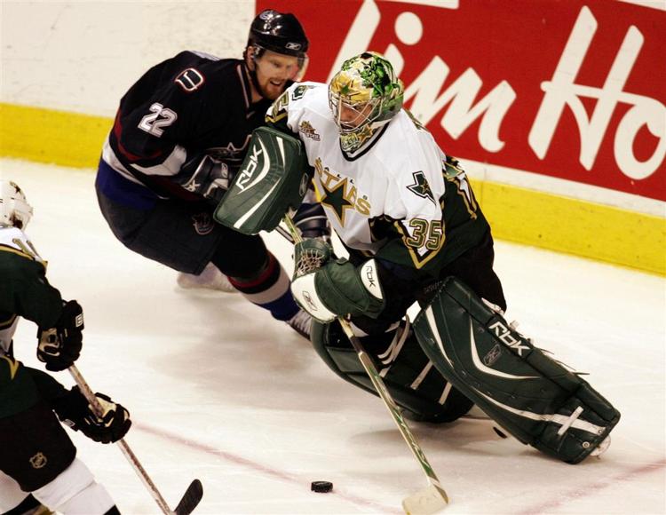 Dallas Stars målmand Marty Turco,(t.h.) i kamp mod Vancouvers Daniel Sedin (22) i morgenens kamp. 