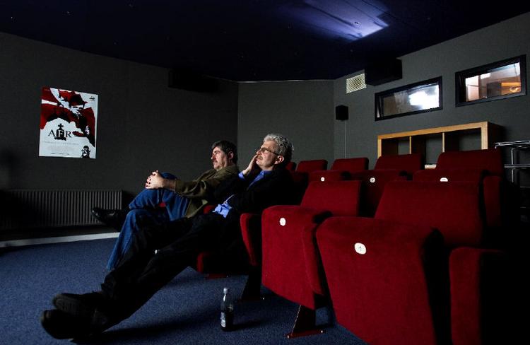 Filmen 'AFR' efterlader vel nærmest Anders Fogh Rasmussen i et positivt lys, mener EU-parlamentarikeren Søren Søndergaard (tv), der sammen med SF’s Holger K. Nielsen blev inviteret på en slags forpremiere på 'AFR'. 