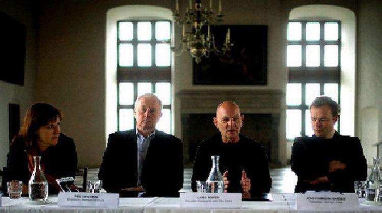 Lars Noréns gæstespil på Kronborg blev i går præsenteret i Riddersalen med, fra venstre, producent Ulrika Josephsson, Helsingørborgmester Per Tærsbøl, Norén og Helsingør Teaters leder, Jens Frimann Hansen. 