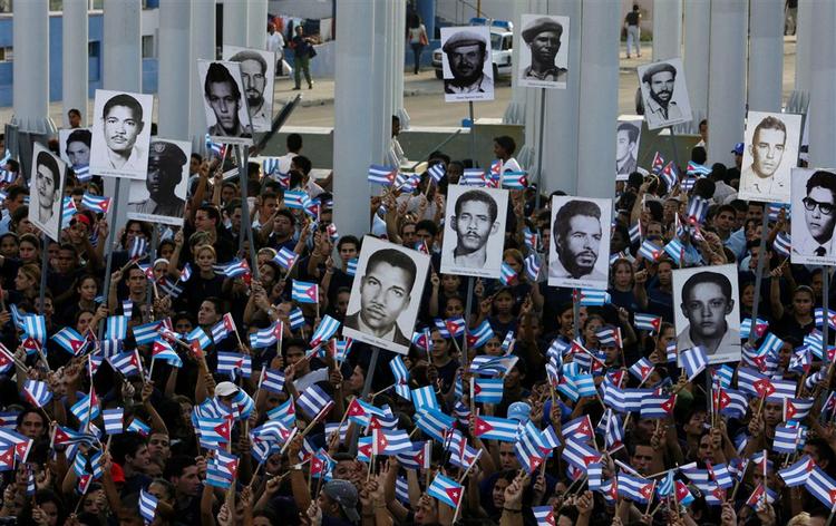 Hundredevis af cubanere demonstrerede i går mod den amerikanske løsladelse af tidligere CIA-agent. 