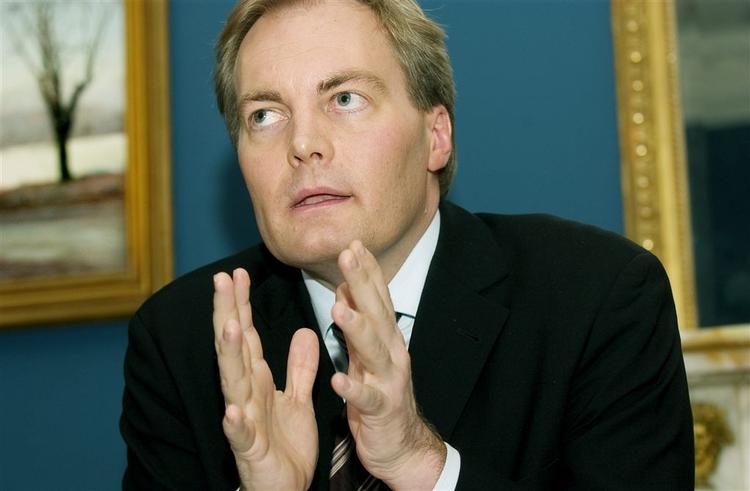 Dansk Folkepartis næstformand, Peter Skaarup, mener, at partifællers sammenligning af muslimske tørklæder med nazisymboler er med til at afspore debatten. 