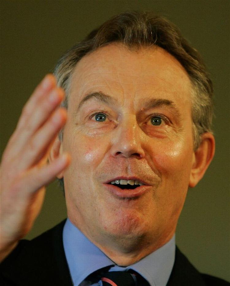 Den britiske premierminister Tony Blair foreslår ny EU-traktat. 