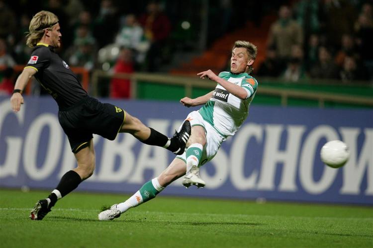 Svenske Rosenberg (hvid) scorer til 2-1 efter fornem aflevering fra Daniel Jensen. 
