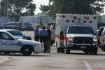 En ambulance forlader NASA's Johnson Space Center i Houston i Texas. 