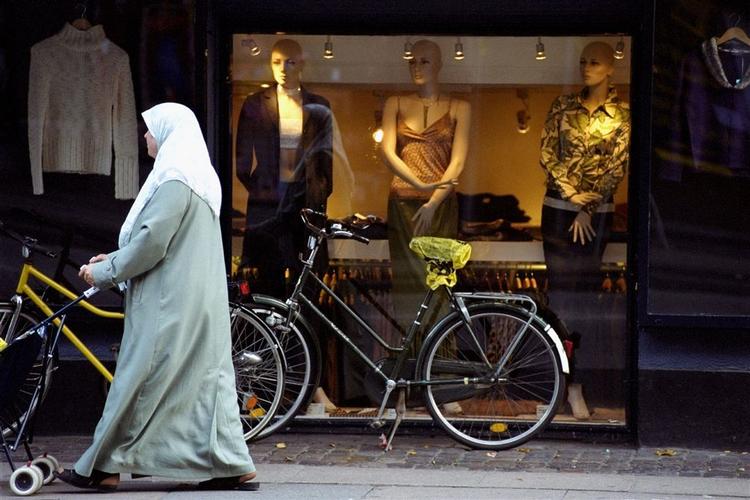Danskerne vil have integreret indvandrere til at blive hvide, kristne danskere. Derfor er sprogbrugen i Danmark så hård, siger forsker i tørklædedebatter over hele EU. 