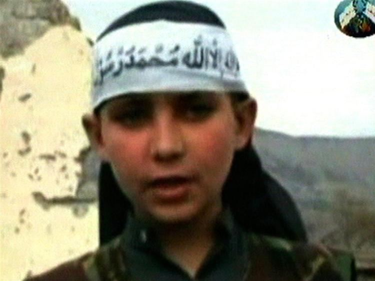 Det er denne unge dreng, som på en video hugger hovedet af Ghulam Nabi. 