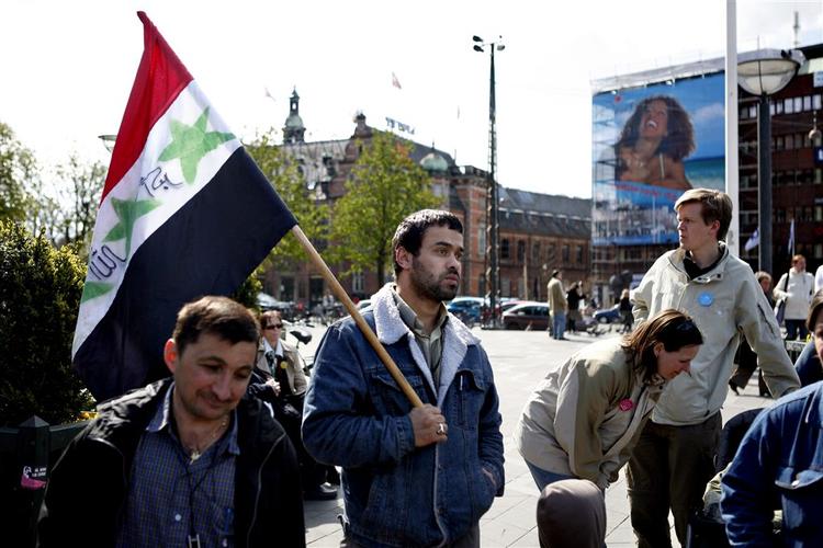 Raouf Al-Hilw har selv familie og venner siddende på landets asylcentre på sjette år. 