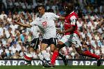 Jermaine Jenas, der i overtiden sikrede Spurs uafgjort, i kamp med Arsenals Abou Diaby. 