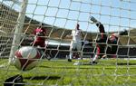 Cacau kan juble over sit og Stuttgarts andet mål, mens Oliver Kahn i Bayern-målet spræller forgæves. 
