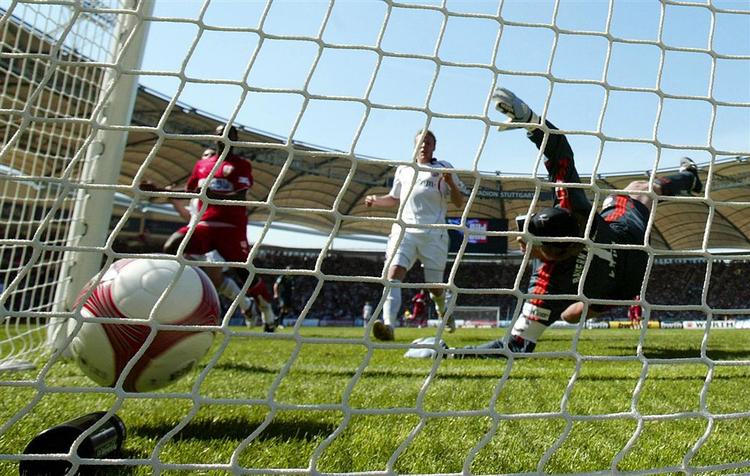 Cacau kan juble over sit og Stuttgarts andet mål, mens Oliver Kahn i Bayern-målet spræller forgæves. 