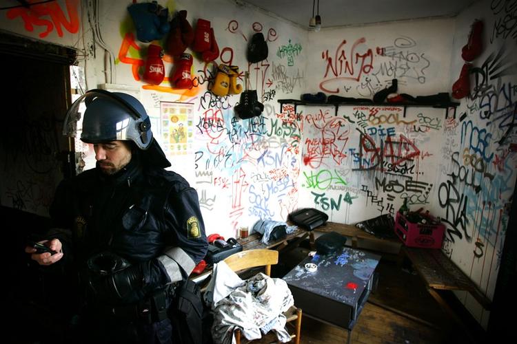 Ungdomshusets brugere havde gasmaskerne klar på væggen i huset. De fleste nåede også at tage maske på, da politiet ryddede huset, men efter anholdelsen blev de tvunget til at tage masken af os sidde i den tætte gas. 