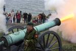 21 skud fra kanonerne bragede kl. 12 ved Kronborg i Helsingør til ære for kongehusets nyeste medlem - den lille ny prinsesse. Også fra Batteri Sixtus på Holmen i København blev der under røg og damp affyret 21 skud. 