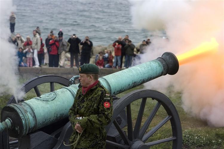 21 skud fra kanonerne bragede kl. 12 ved Kronborg i Helsingør til ære for kongehusets nyeste medlem - den lille ny prinsesse. Også fra Batteri Sixtus på Holmen i København blev der under røg og damp affyret 21 skud. 