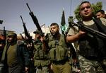 Militante palæstinensere deltager i begravelsen af et medlem af Islamisk Jihad, der blev dræbt under israelske angreb i Jenin på Vestbredden. Søndag varslede medlemmer af Hamas gengældelsesangreb mod Israel. 
