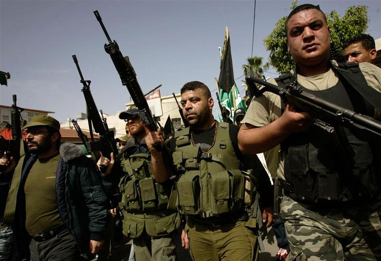 Militante palæstinensere deltager i begravelsen af et medlem af Islamisk Jihad, der blev dræbt under israelske angreb i Jenin på Vestbredden. Søndag varslede medlemmer af Hamas gengældelsesangreb mod Israel. 