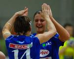 Slagelse's Maja Savic og Katarina Bulatovic fejrer sejren over ungarske Györi. 