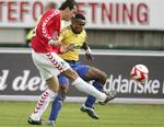 Vejles Bora Zivkovic(i rødt) og Brøndbys Chris Katongo kom i nærkamp, da Vejle mødte Brøndby i SAS-Ligaen søndag. 