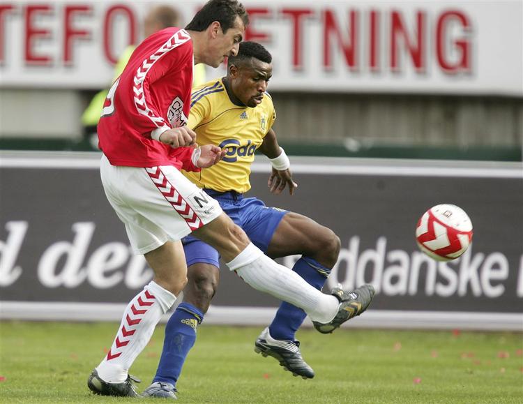 Vejles Bora Zivkovic(i rødt) og Brøndbys Chris Katongo kom i nærkamp, da Vejle mødte Brøndby i SAS-Ligaen søndag. 