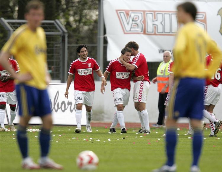 Vejles Ulrik Balling tiljubles efter at have scoret i kampen mod Brøndby. 