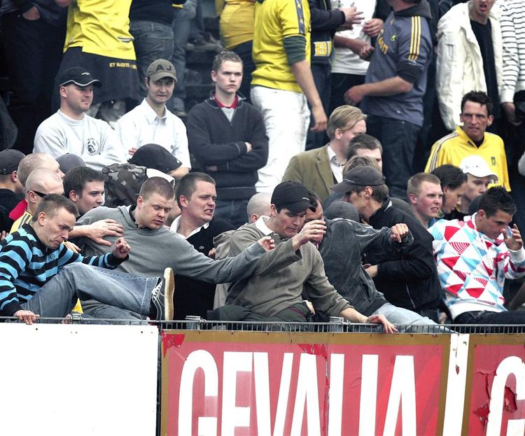 Utilfredse Brøndby-fans på tribuen i Vejle. 