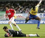 Vejles målmand, Jan Hoffmann, havde et godt tag på bolden, mens Brøndbys Chris Katongo var i aktion foran målet, da Vejle mødte Brøndby i SAS-Ligaen søndag. 
