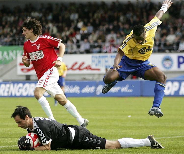 Vejles målmand, Jan Hoffmann, havde et godt tag på bolden, mens Brøndbys Chris Katongo var i aktion foran målet, da Vejle mødte Brøndby i SAS-Ligaen søndag. 
