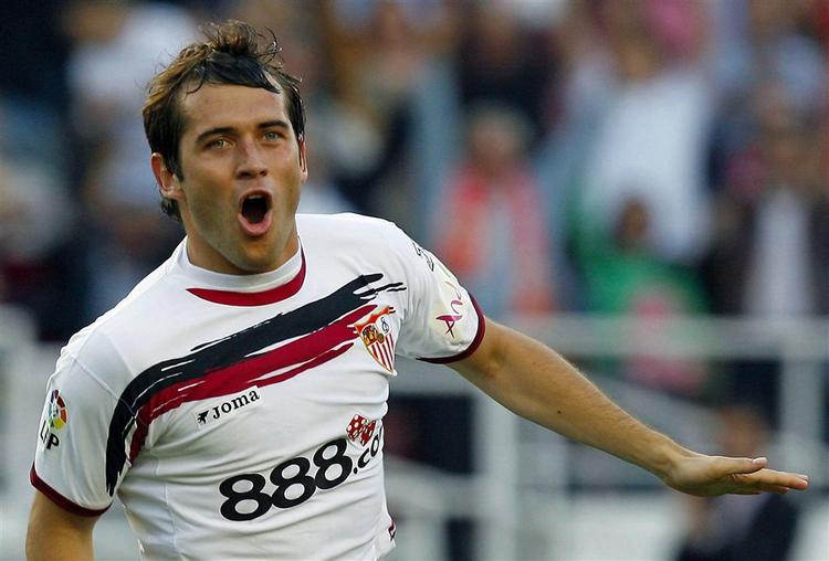 Sevillas russer, Alexander Kerzhakov, fejrer sin scoring i kampen mod Athletic Bilbao. 