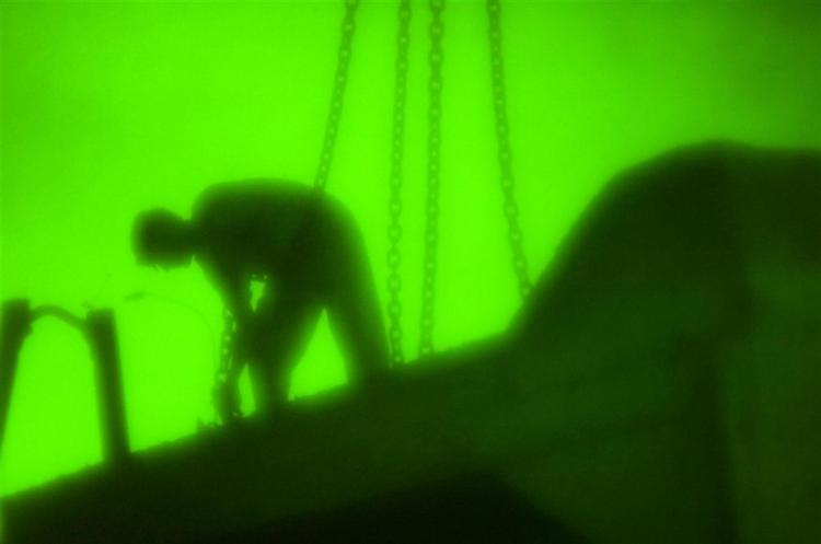 Amerikanske soldater arbejder i døgndrift med byggeriet af en fem kilometer lang mur i Bagdad. Den irakiske regering er imod byggeriet. 