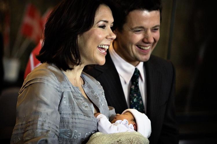 De nybagte forældre var lutter smil ved præsentationen af Danmarks nye prinsesse foran Rigshospitalet. 