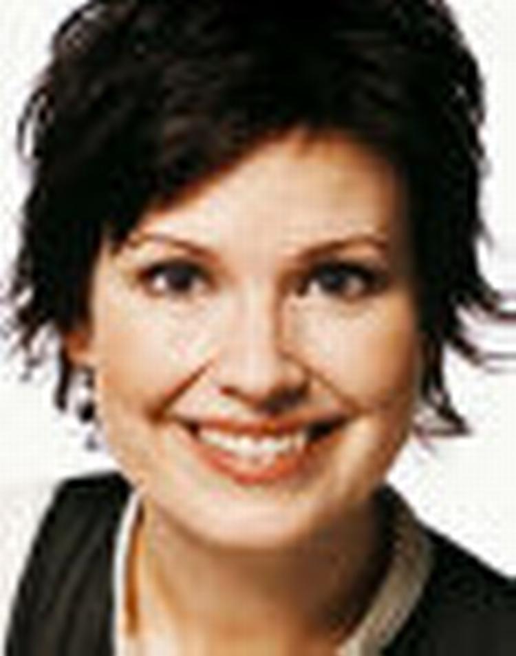 Anna  Mejlhede er 38 år og sognepræst i Sct. Andreas Kirke og Vor Frue Kirke. Har før ’Du som er i himlene’ udgivet ’Kys dit kaos – livet er alligevel noget rod’ sammen med Nastja Arcel (Aschehoug, 2006). 