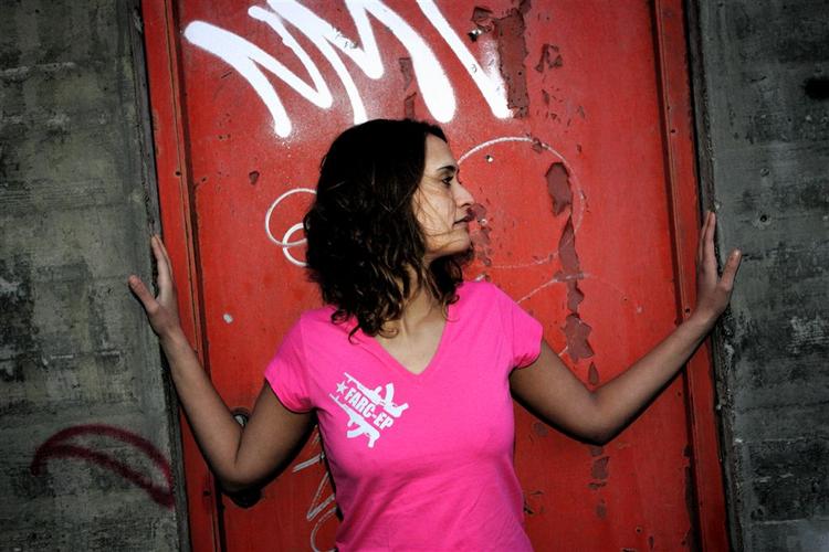 Firmaet Fighters and Lovers stod bag salget af t-shirts, der blandt andet  reklamerede for  columbianske guerillabevægelse FARC. Pr-chef Anna Düver iført en af t-shirtene. 