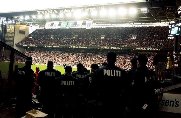 Fodboldkampe kræver efterhånden massiv politiindsats. 