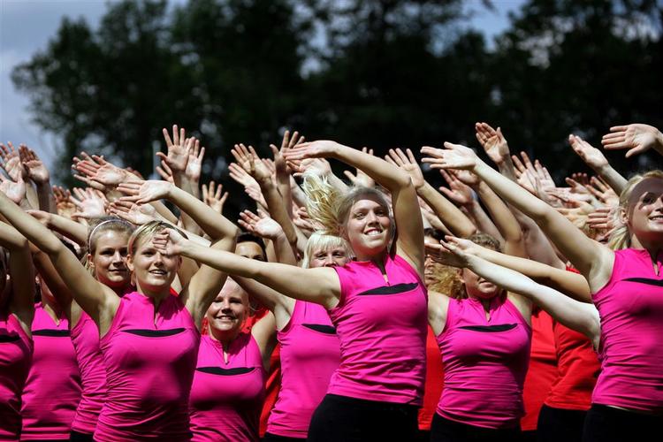Danske Gymnastik- og Idrætsforeninger er heller ikke trygge ved udviklingen mod et sportsmonopol for TV2. Her gymnastikopvisning ved DGI's landsstævne i Haderslev i 2006. 