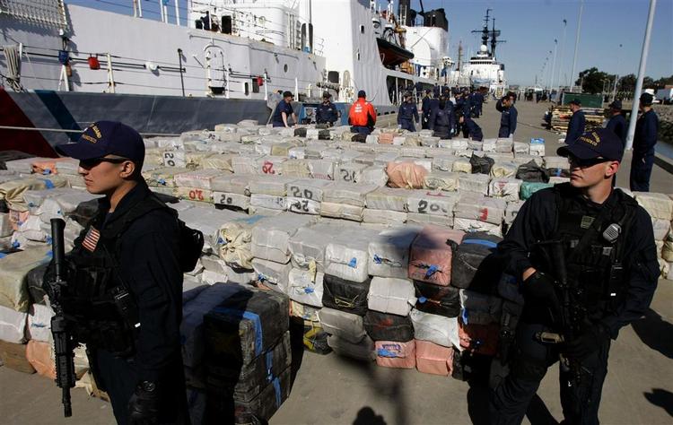 Politiet bevogter 20 tons kokain på en havnekaj tæt ved Oakland i Californien. 