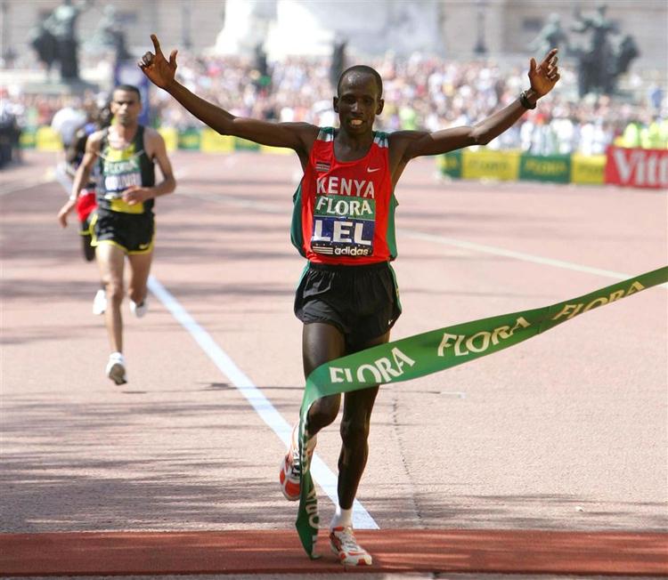 Kenyanerne slår til igen. Martin Lel vandt mændenes løb. 