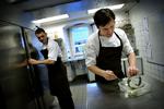 Restaurant Nomas chefkok René Redzepi kommer fra en stilling som souschef på Kong Hans og har forinden arbejdet i længere perioder på de allerbedste 3 stjernede Michelin restauranter rundt omkring i verden. 