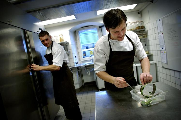 Restaurant Nomas chefkok René Redzepi kommer fra en stilling som souschef på Kong Hans og har forinden arbejdet i længere perioder på de allerbedste 3 stjernede Michelin restauranter rundt omkring i verden. 