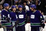 Vancouver-spillere fejrer en scoring i kampen mod Dallas. 