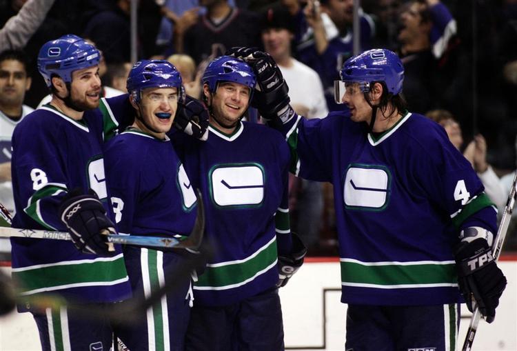Vancouver-spillere fejrer en scoring i kampen mod Dallas. 