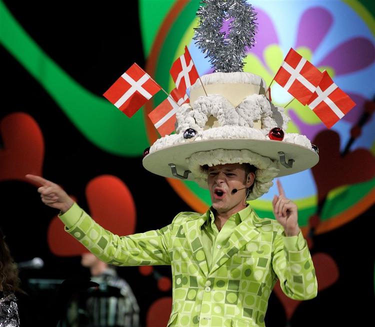 DR's underholdningsværter - som Jacob Riising på billedet her - går en uvis fremtid i møde. 