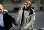 Said Mansour på vej til et retsmøde. 