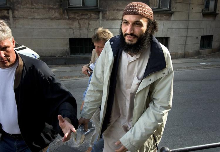 Said Mansour på vej til et retsmøde. 