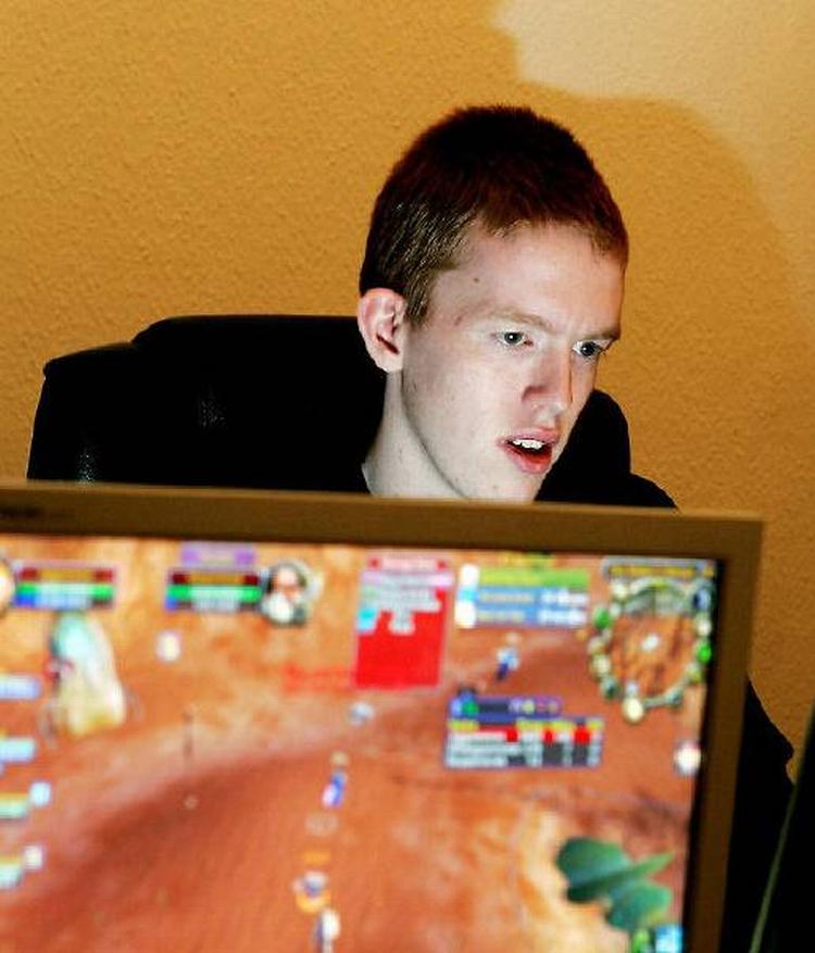 På en arbejdsdag når Rasmus "kun" at spille i cirka tre timer. Men på fridagene kan Rasmus sagtens bruge otte timer bag skærmen. Foto: Rasmus Baaner 