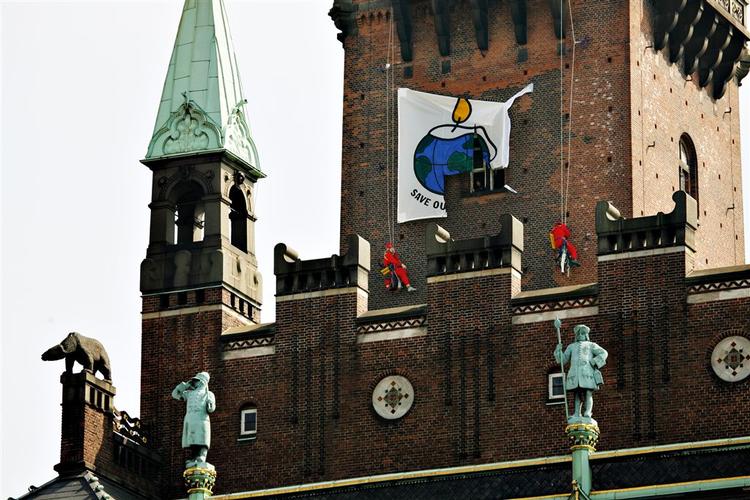 Greenpeace-protest på Københavns Rådhus. 