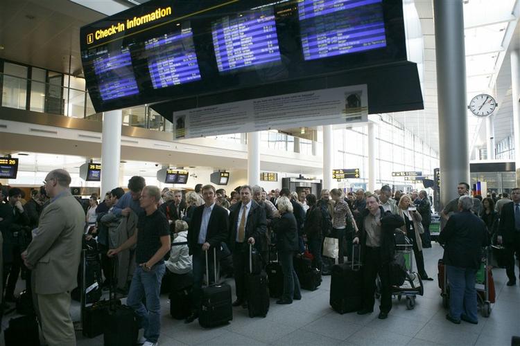 Mange passagerer må vente forgæves i Københavns Lufthavn i aften. 