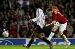 Manchester Uniteds Wayne Rooney  scorer i overtiden til 3-2. 