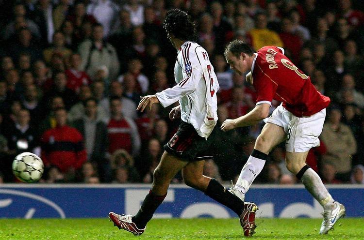 Manchester Uniteds Wayne Rooney  scorer i overtiden til 3-2. 