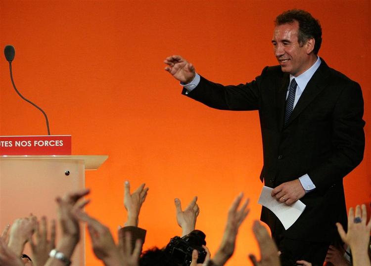 Den franske centrumkandidat, Francois Bayrou, vil ikke ud med, hvem han støtter af de to kandidater i anden runde af det franske præsidentvalg. 