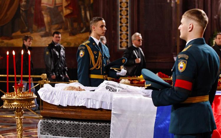 Æresgarden står vagt om Boris Jeltsins kiste i Moskva. Den tidligere præsident begraves i dag. 