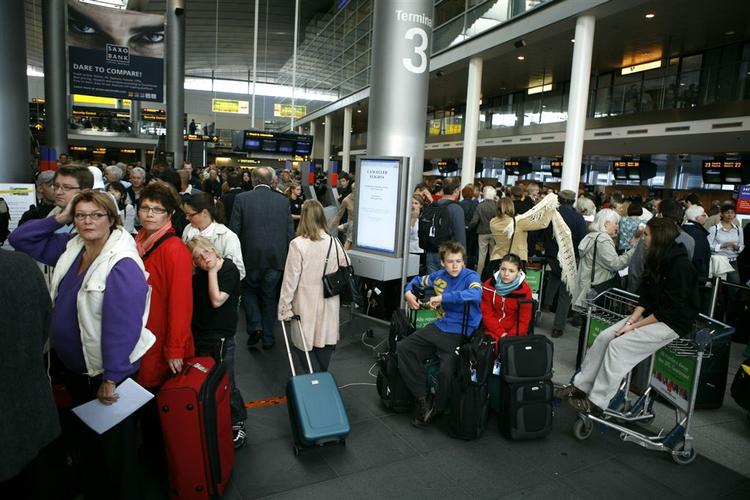 Frustrationen er ved at brede sig hos de ventende passagerer i lufthavnen her til morgen. 